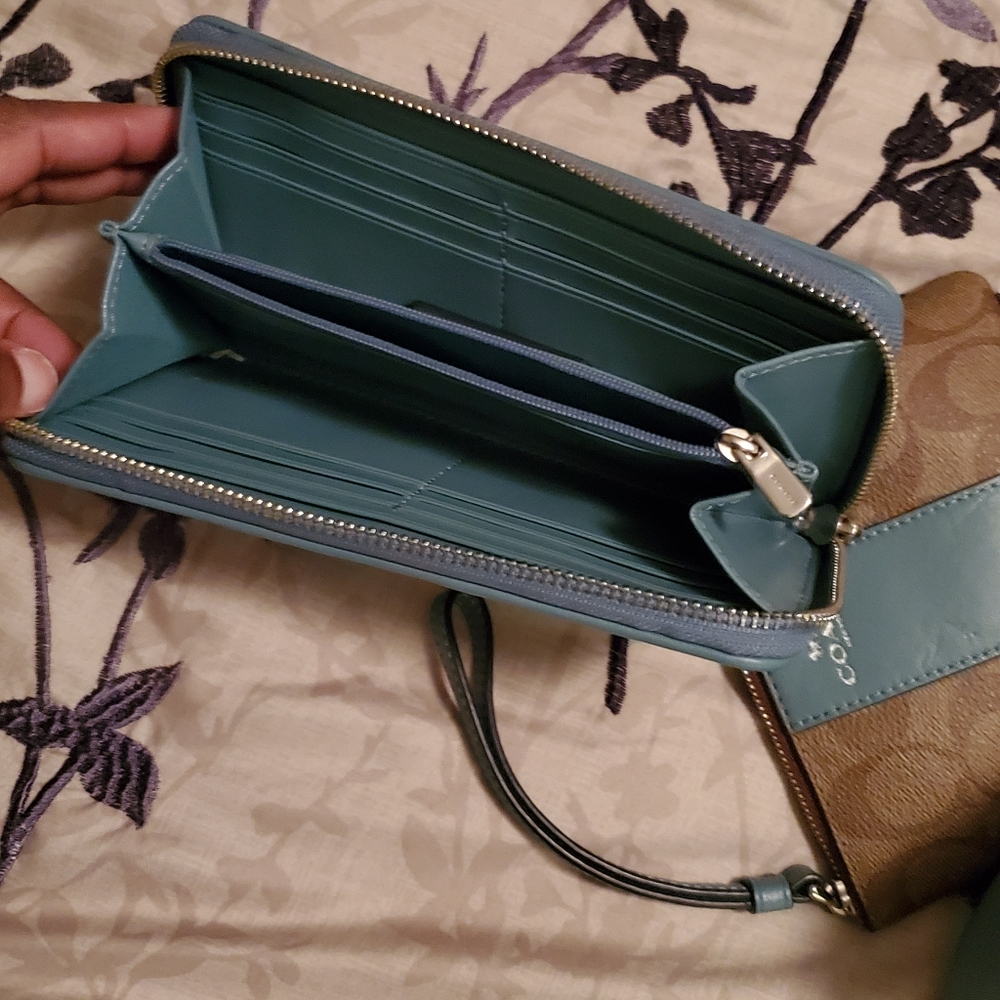 COACH HANDBAG AND WALLET - Picture 3 of 5